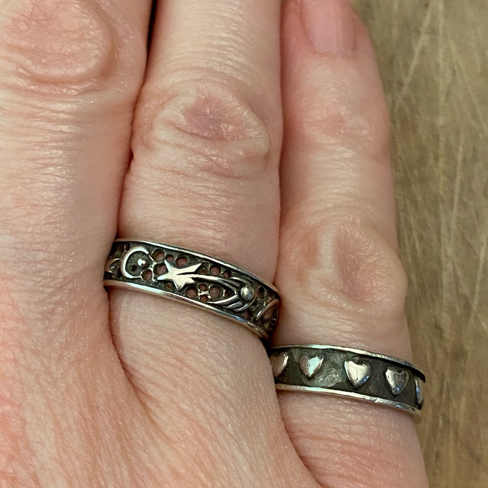 Two Vintage 925 silver rings – hearts and stars - Picture 8 of 9